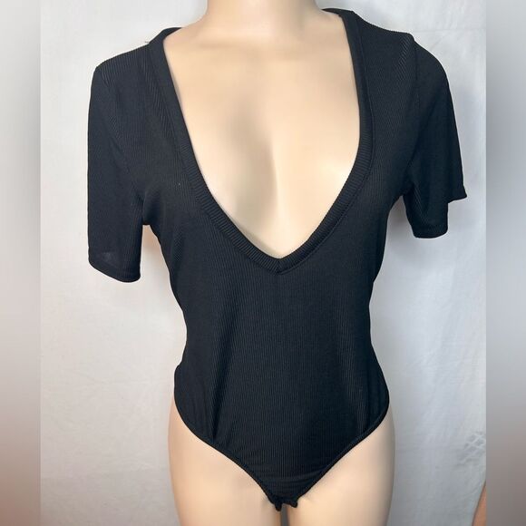NWT PrettyLittleThing Plus Black Ribbed Plunge Short Sleeve Bodysuit Size 12 - Picture 1 of 15